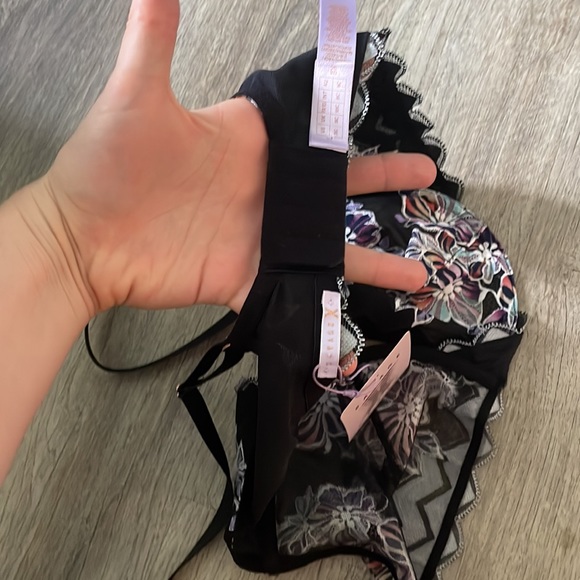 NWT SAVAGE FENTY BRAS (2) 38C - Picture 6 of 6